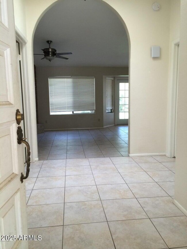 Building Photo - 8878 E Sheena Dr