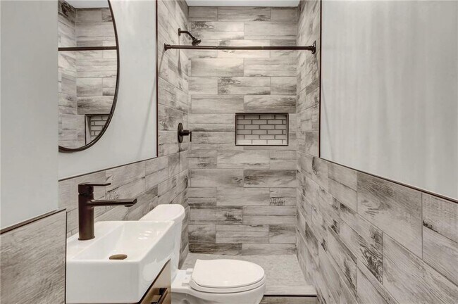 Building Photo - 2692 Rockcliff Rd SE