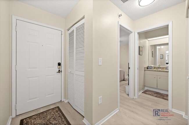 Building Photo - Charming 2BR/2BA Sarasota Retreat Near UTC - Annual Lease