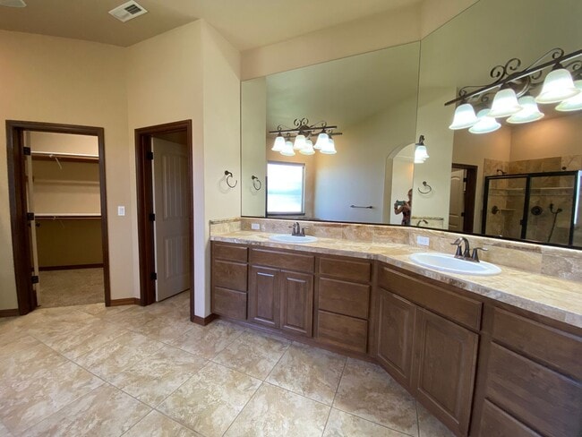 Building Photo - 433 Golden Dr