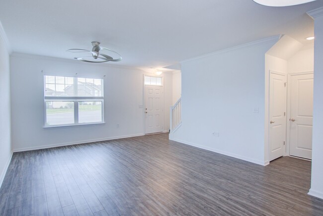 Building Photo - 3 Bed, 2.5 Bath Condo in Hickory School Di...