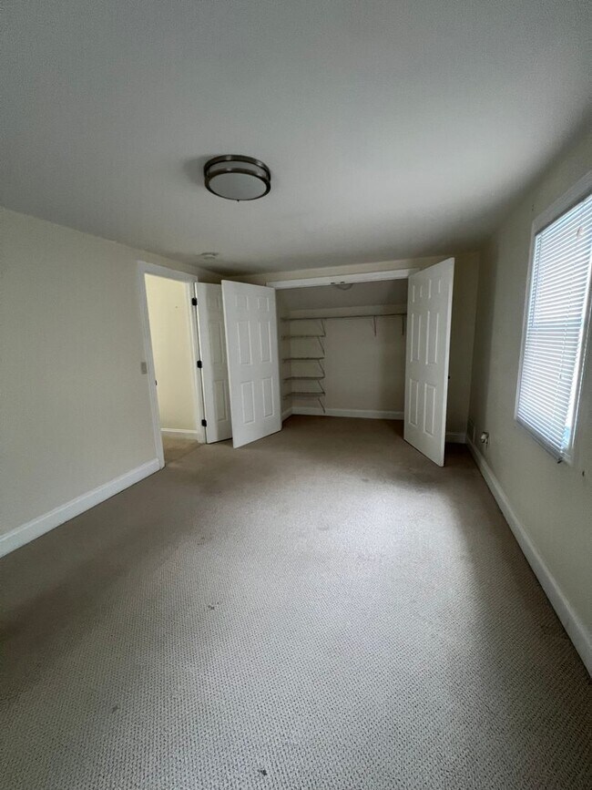 Building Photo - 3 Bed, 1.5 Bath Near U of R, Strong & Coll...