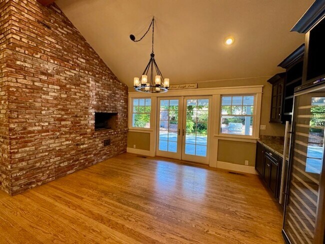 Building Photo - Gorgeous 5 bedroom, 4.5 bath, Westside Dan...