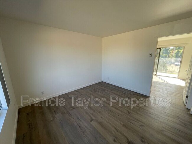 Building Photo - 424 Plymouth Dr