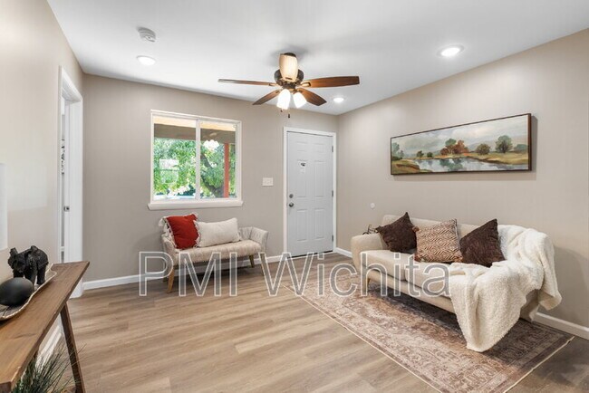 Building Photo - 1147 Inverness Dr