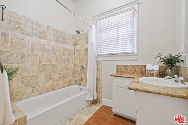 Building Photo - 1408 S Burlington Ave