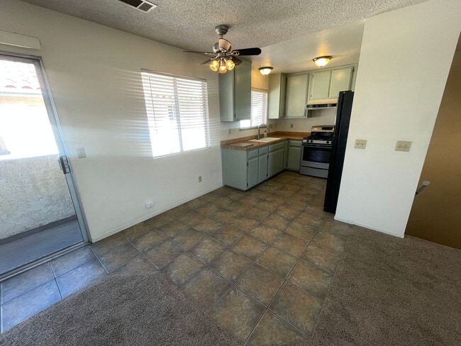 Building Photo - 540 S 5th St