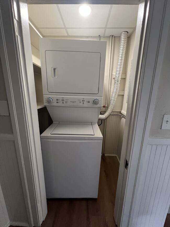 In-unit washer/dryer - 675 Franklin St