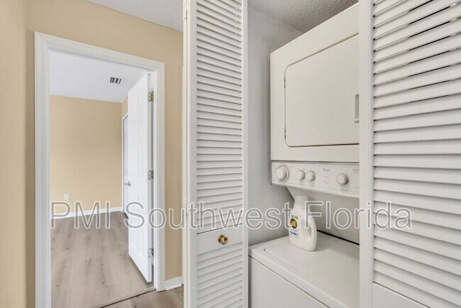 Building Photo - 1721 Parakeet Way