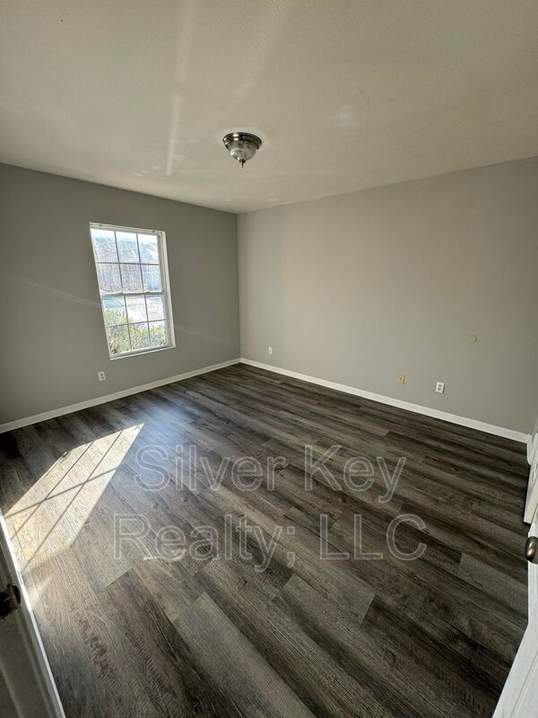 Building Photo - 250 Willow Creek Drive
