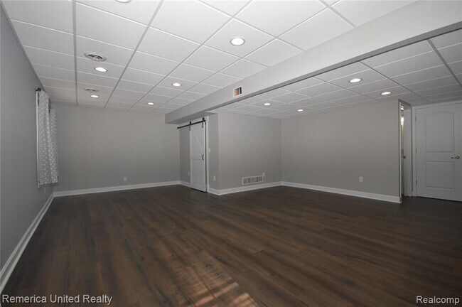 Building Photo - 42965 River Bend Dr