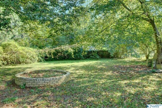 Building Photo - THREE BEDROOM / 1 1/2 BATH HOME