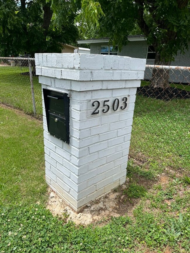 Building Photo - 2503 Broadmoor Dr