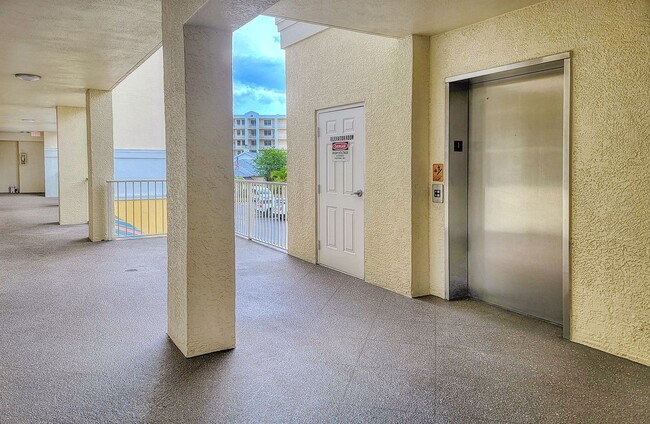 Building Photo - Updated 3 bedroom unit overlooking the Eas...