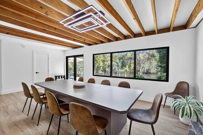 Building Photo - 511 S Riverhills Dr