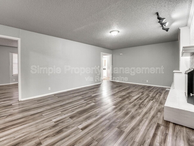 Building Photo - 101 E Platt Dr