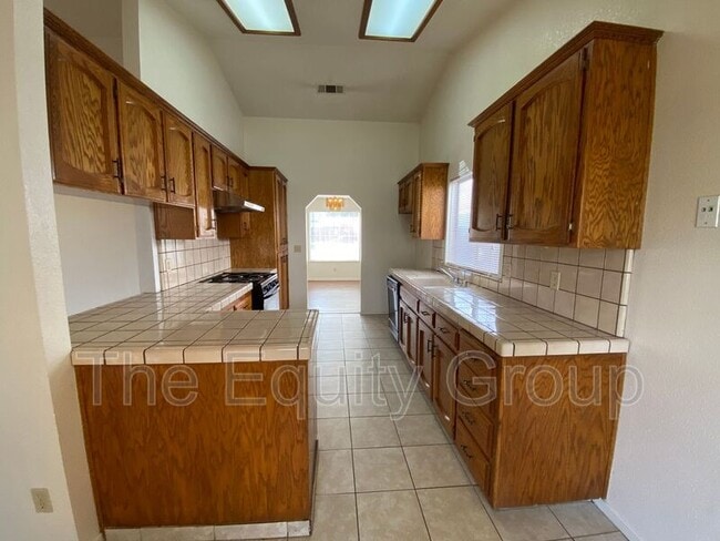 Building Photo - 5936 W Oak Ave