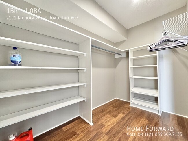 Building Photo - 2121 Nicholasville Rd