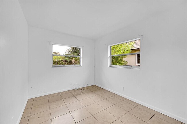 Building Photo - 1218 NW 6th Ave