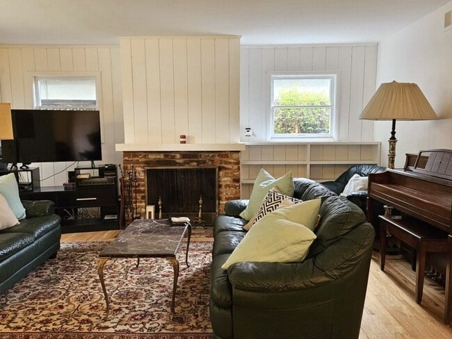 Building Photo - Charming 3 Bedroom Home in Southgate Neigh...