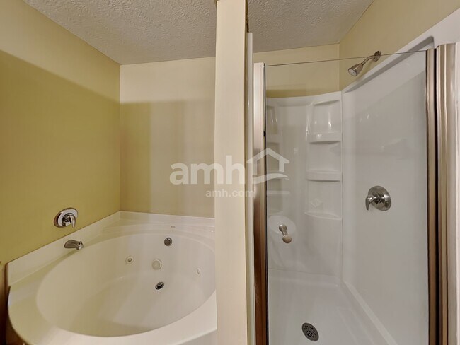 Building Photo - 2271 Landcrest Dr