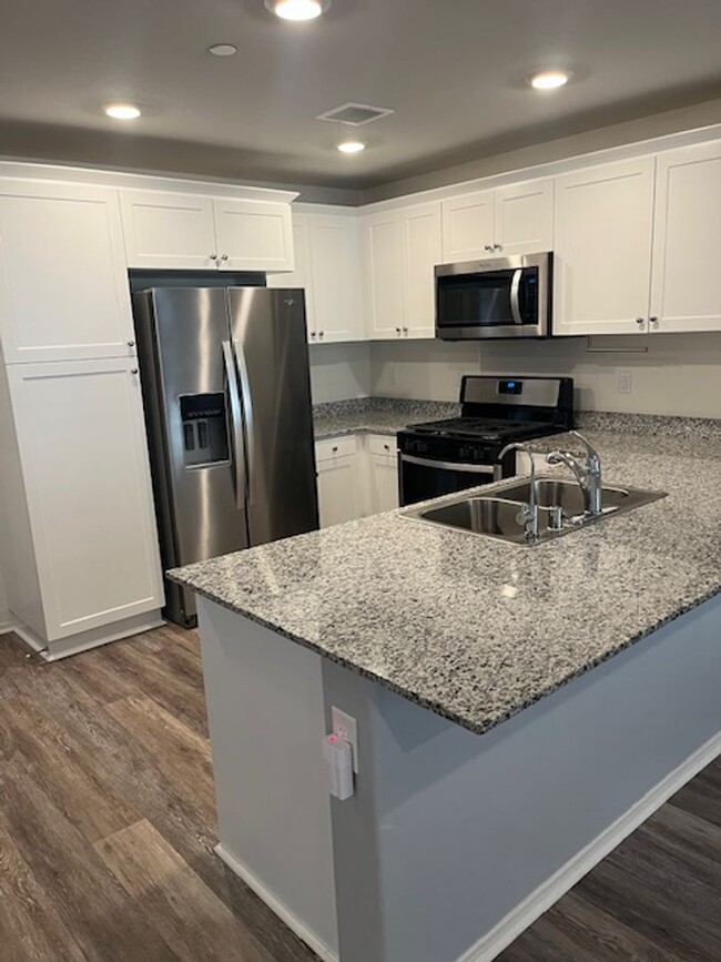 Building Photo - Murrieta Townhome, Downstairs ADA Bed/Bath