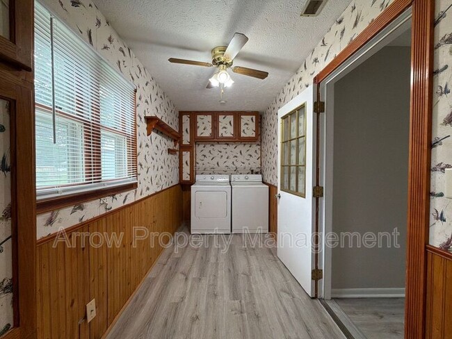 Building Photo - 2122 N 32nd St