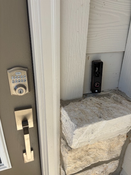 Building Photo - 9409 Chatside