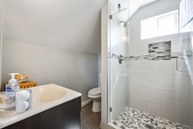 Building Photo - 3265 N Fulton Ave