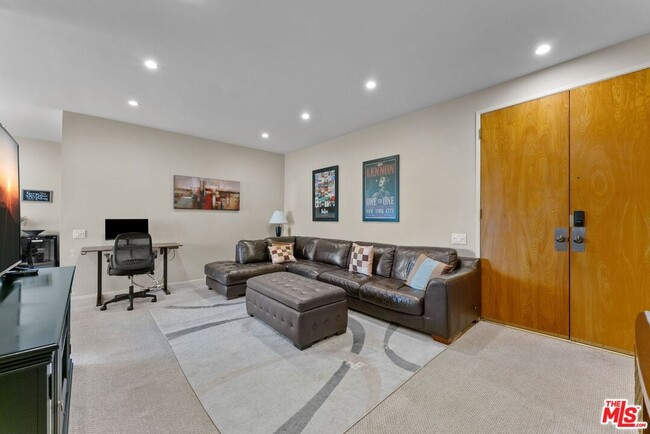 Building Photo - 612 S Barrington Ave