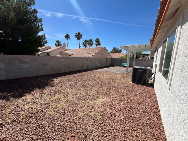 Building Photo - 1 story 2 bedroom with Huge backyard