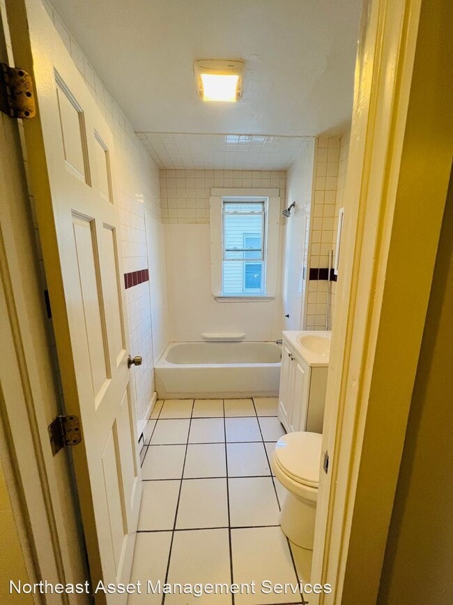Building Photo - 3 br, 1 bath House - 10 Westcott St. Unit 2