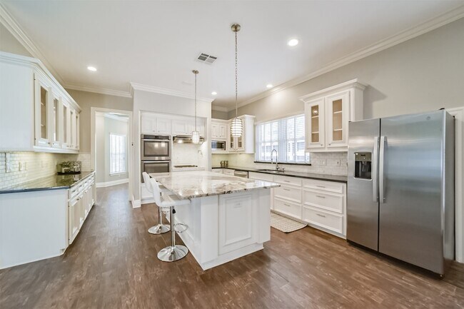 Building Photo - 9660 Fairdale Ln