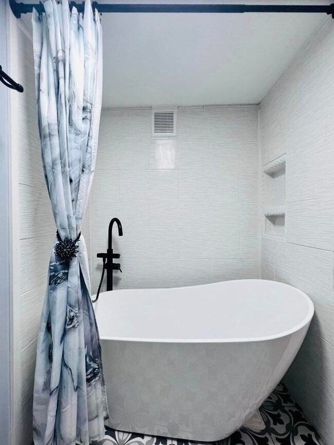 Building Photo - Charming home, gourmet kitchen, and large ...