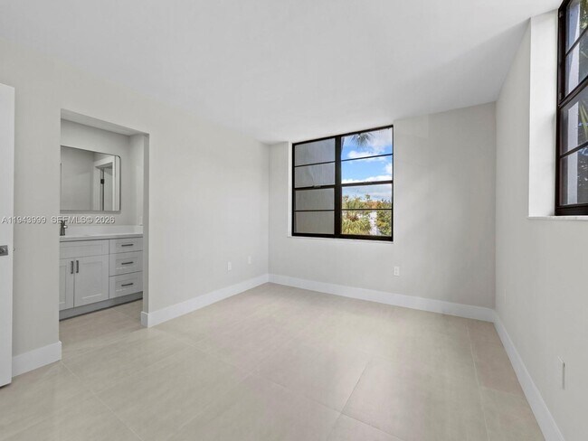 Building Photo - 10825 SW 112th Ave