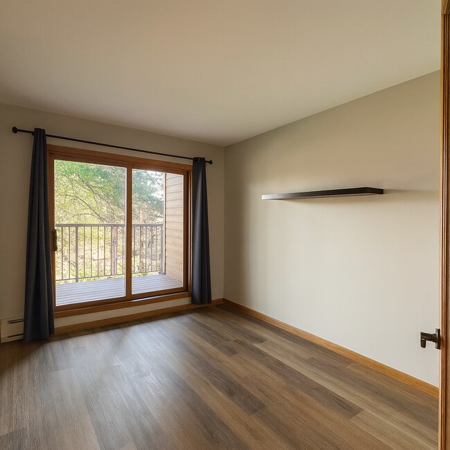 Building Photo - Quaint, Updated 1 Plus Den Condo in Bloomi...