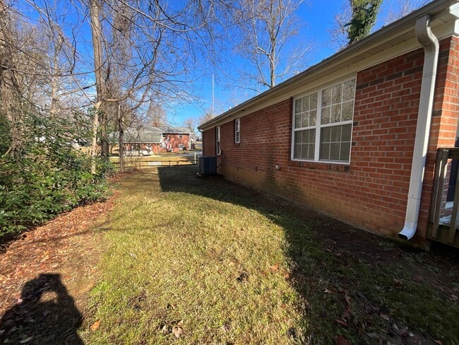 Building Photo - Ready to view! 3 bedroom, 2 bath Brick home in High Point near I-74