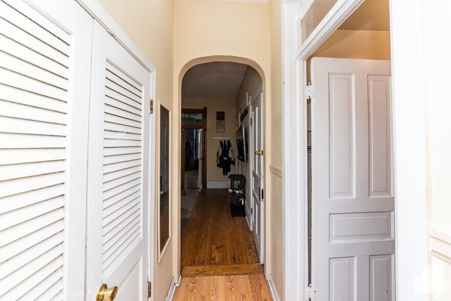 Building Photo - 2057 W Roscoe St