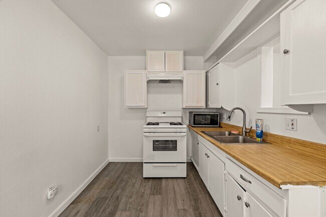 Building Photo - Enjoy Lake Views from This Cozy 1 Bed, 1 Bath Home