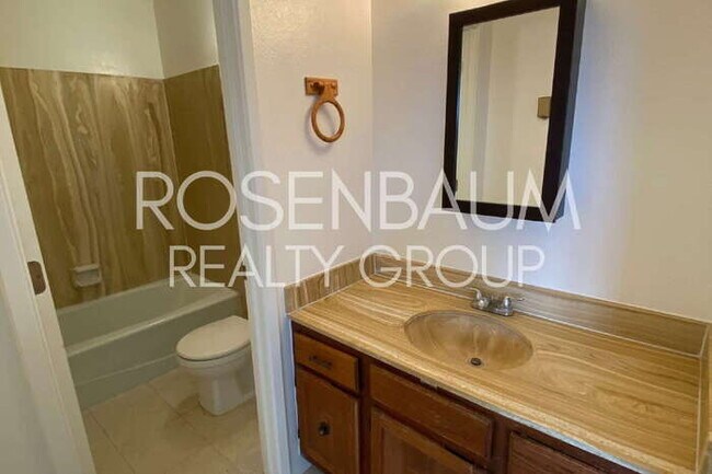 Building Photo - 2625 N Alvernon Way