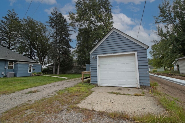 Building Photo - 415 Riverside Ave N