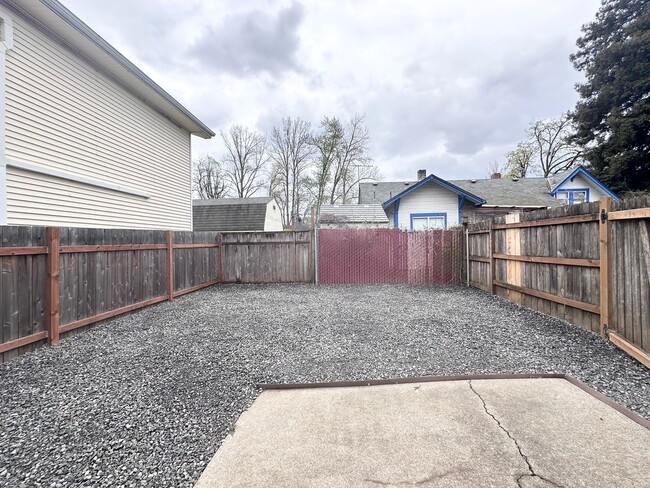 Building Photo - Newly Remodeled 2 Bedrooms 1.5 Baths in Gl...