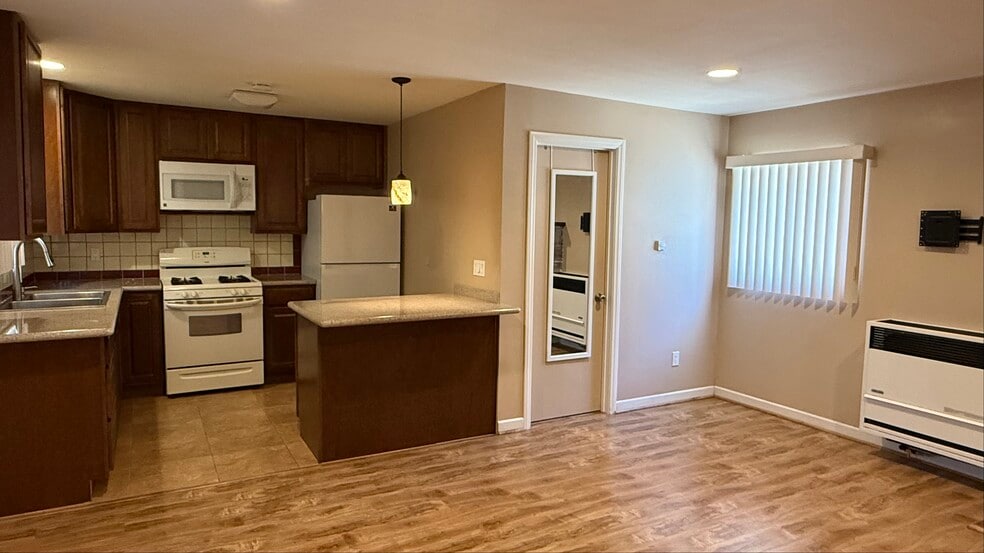 Building Photo - 596 S Mentor Ave