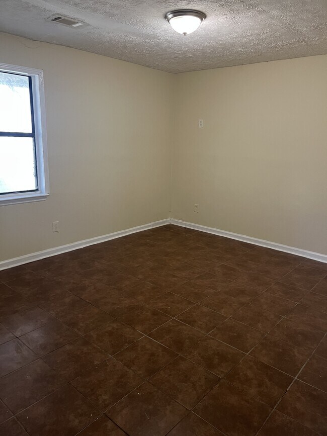 Building Photo - 853 Hemingway Rd