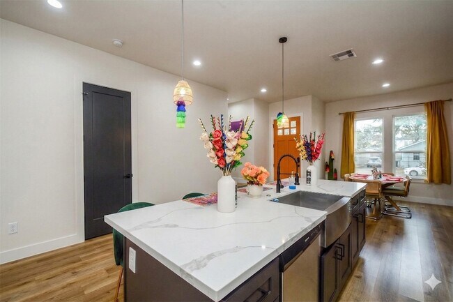 Building Photo - 1504 Evelyn St