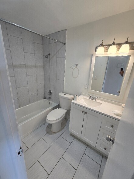 Building Photo - 212 SE 9th Ave