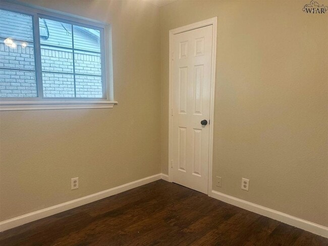 Building Photo - 5119 Parklane Dr