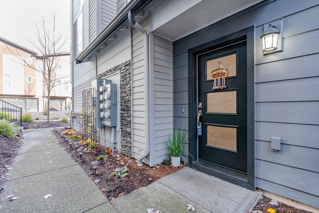 Building Photo - Newer 4 bed, 3.5 bath Townhome In Lynnwood...