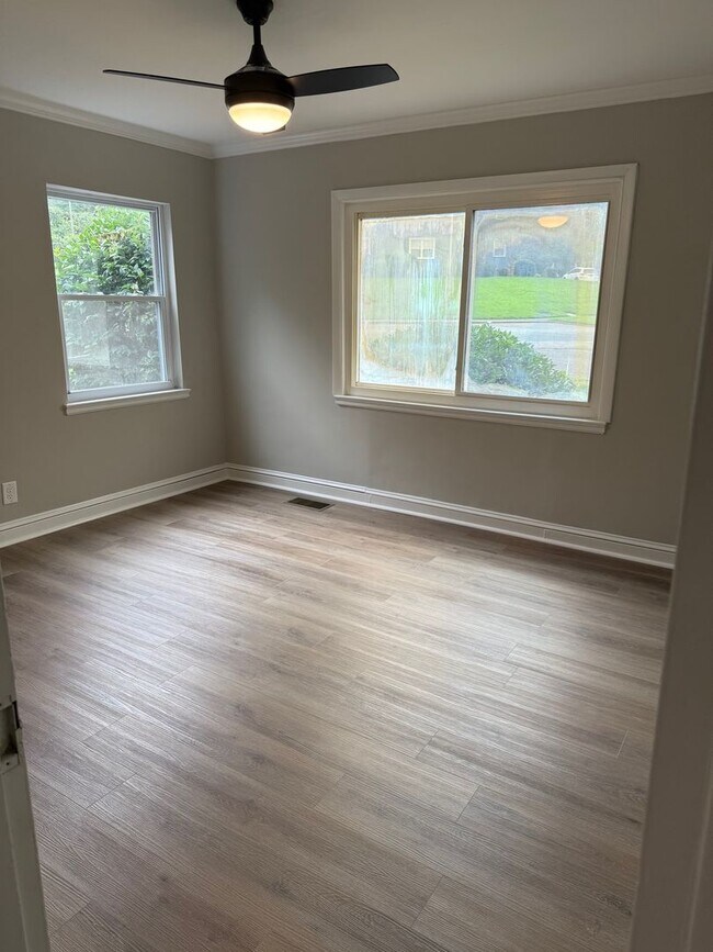 Building Photo - Spacious 2-Bedroom Apartment in Prime Wins...