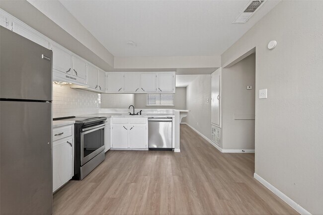Building Photo - 427 Hollyvale Dr